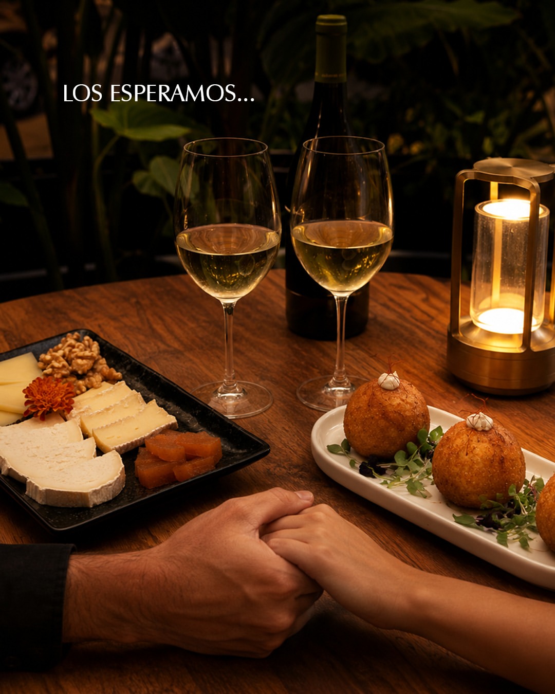 Mesa lista, ambiente cálido